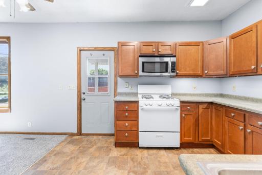 10-web-or-mls-979 Victoria St N, St Paul-25.jpg