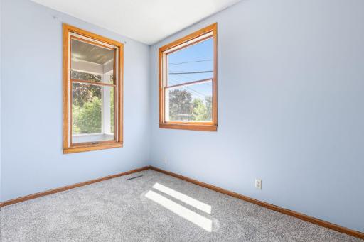 12-web-or-mls-979 Victoria St N, St Paul-11.jpg