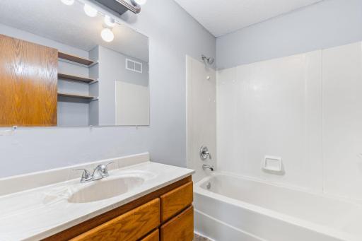 18-web-or-mls-979 Victoria St N, St Paul-27.jpg