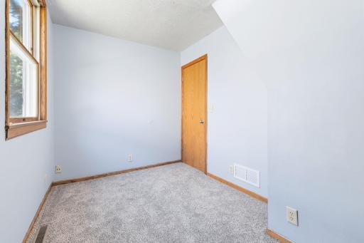 17-web-or-mls-979 Victoria St N, St Paul-16.jpg