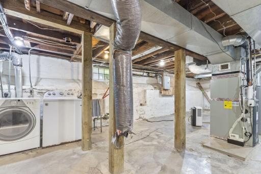20-web-or-mls-979 Victoria St N, St Paul-18.jpg