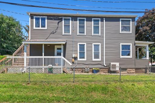 24-web-or-mls-979 Victoria St N, St Paul-4.jpg