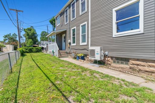 21-web-or-mls-979 Victoria St N, St Paul-1.jpg