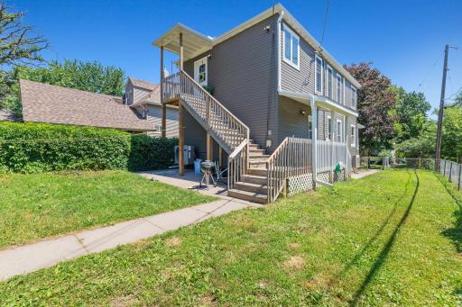 22-web-or-mls-979 Victoria St N, St Paul-2.jpg