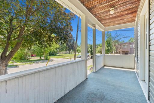 26-web-or-mls-979 Victoria St N, St Paul-8.jpg
