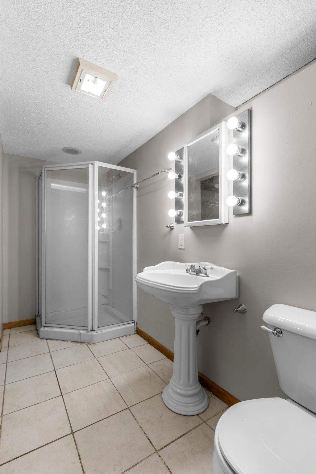45-web-or-mls-6133 Garbe Ave-200.jpg