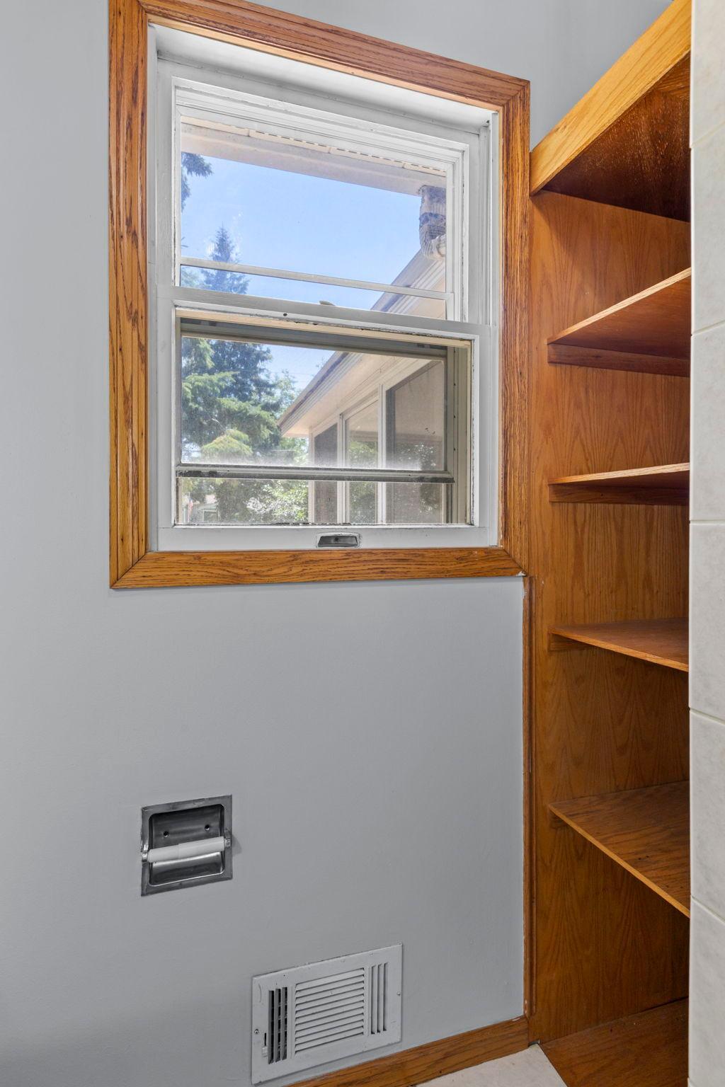 33-web-or-mls-6133 Garbe Ave-110.jpg