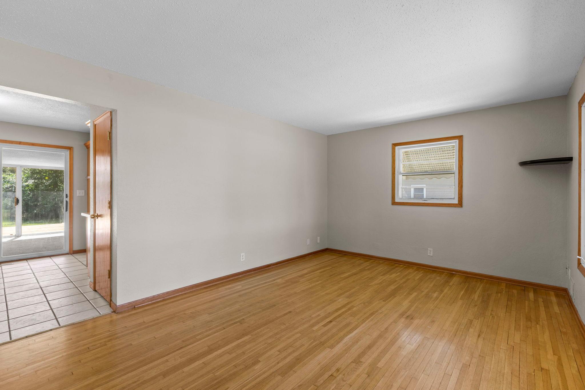 17-web-or-mls-6133 Garbe Ave-5.jpg