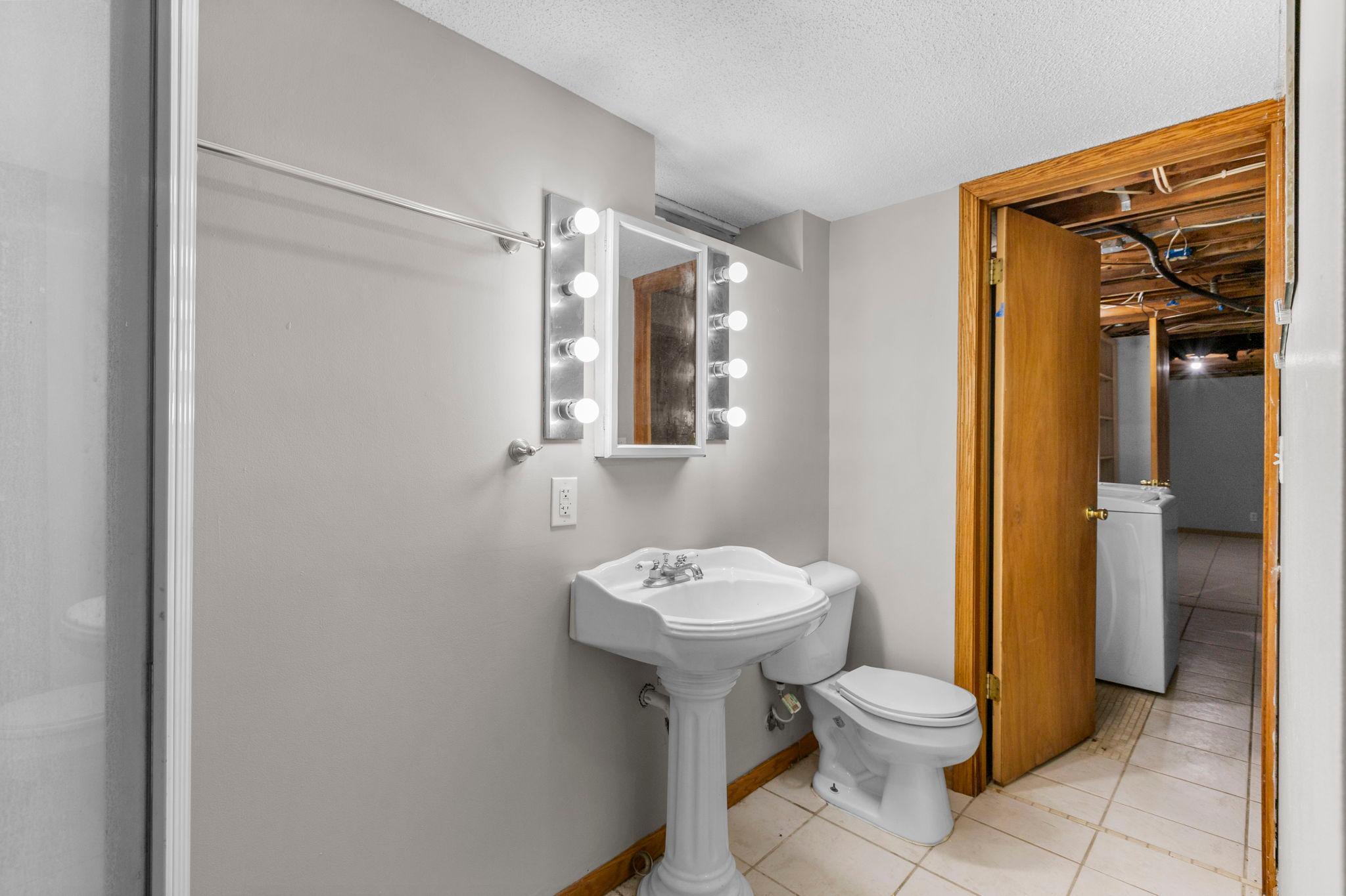 43-web-or-mls-6133 Garbe Ave-190.jpg