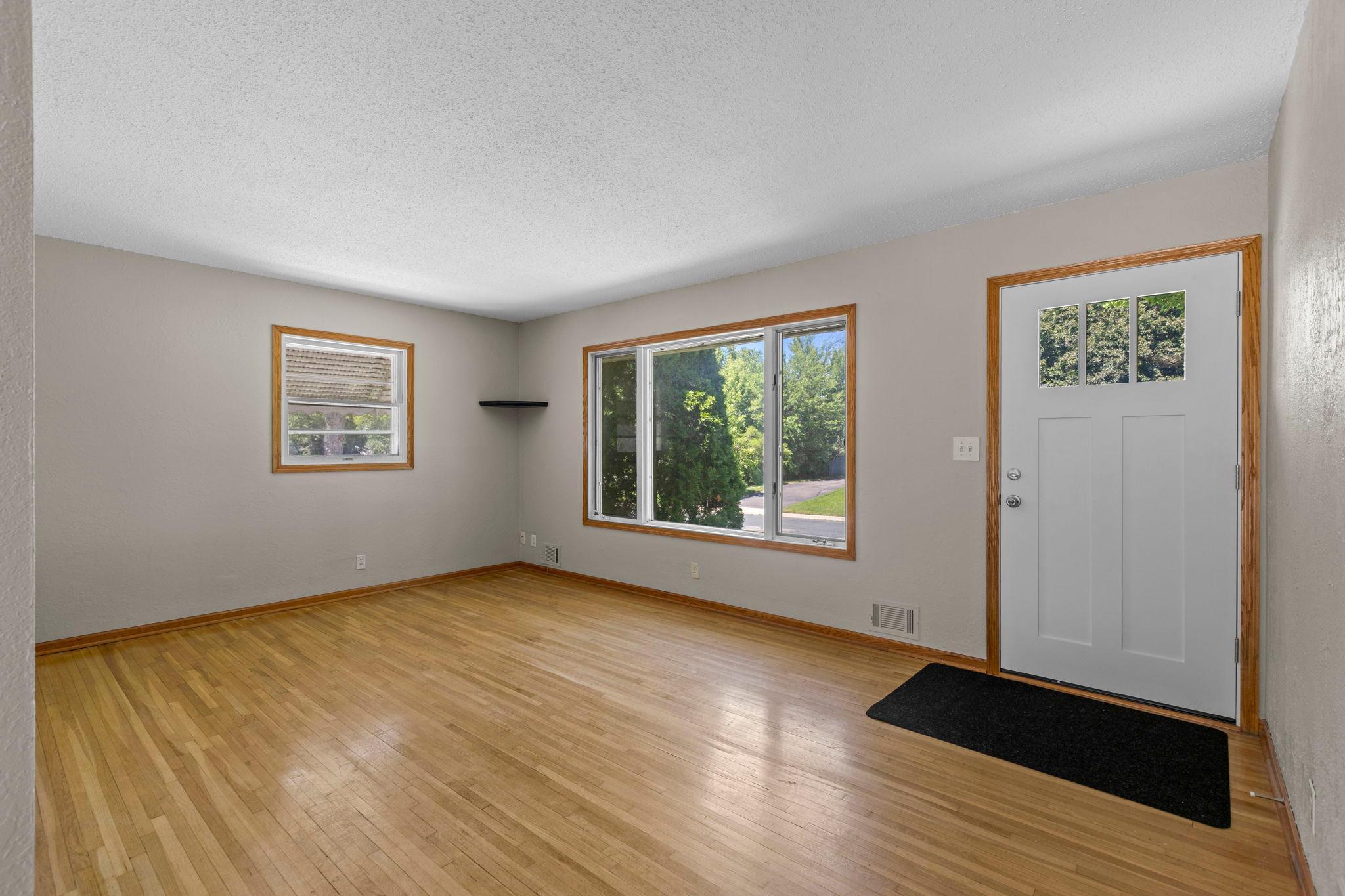 18-web-or-mls-6133 Garbe Ave-10.jpg