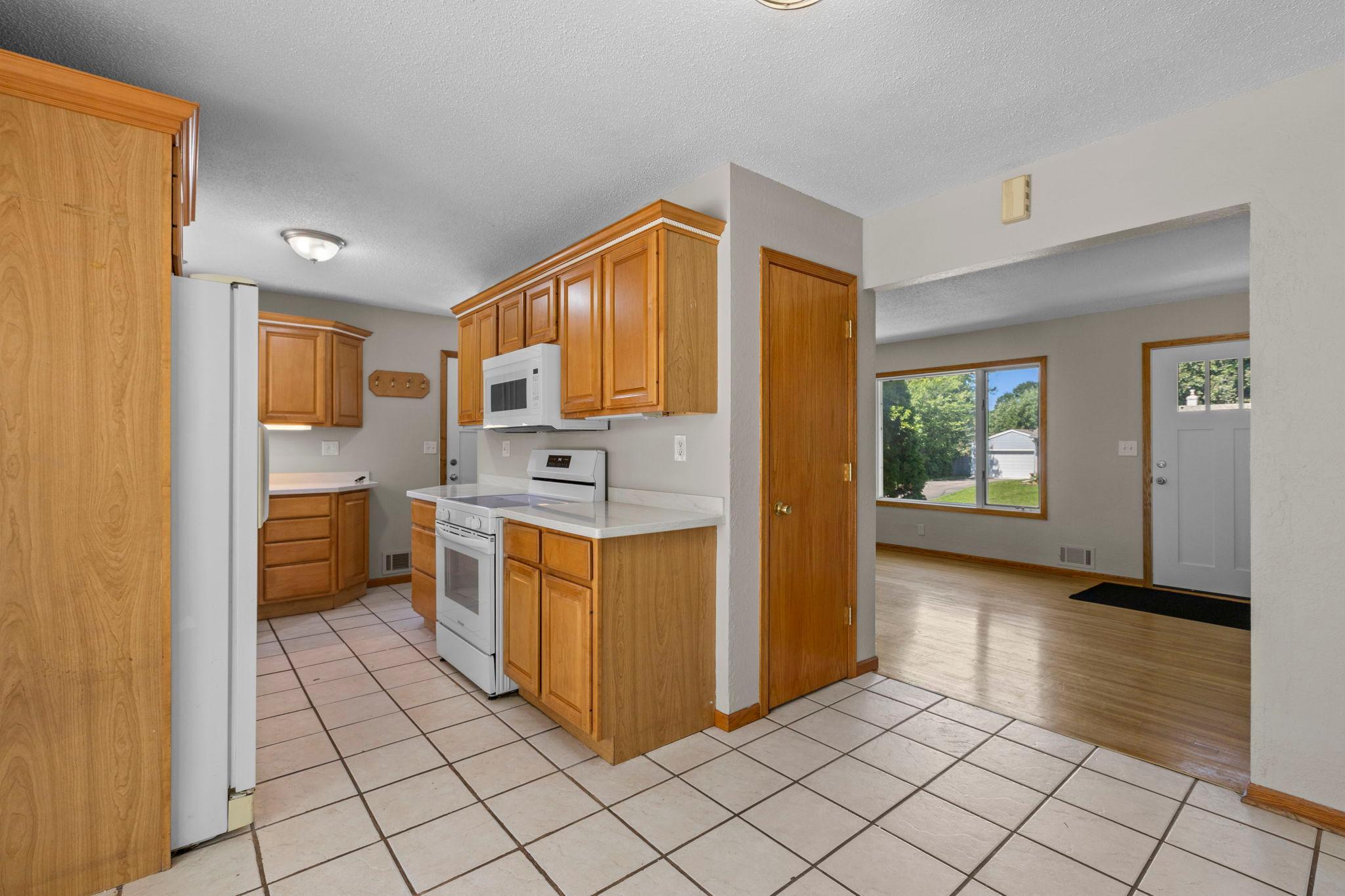23-web-or-mls-6133 Garbe Ave-34.jpg