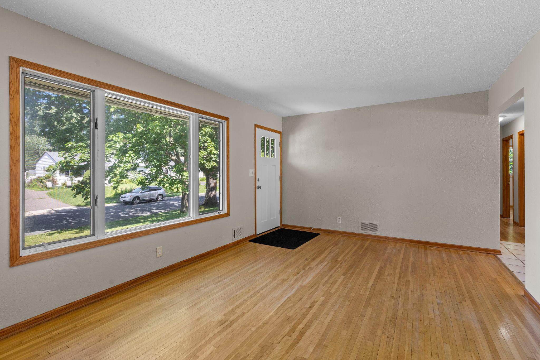 19-web-or-mls-6133 Garbe Ave-15.jpg
