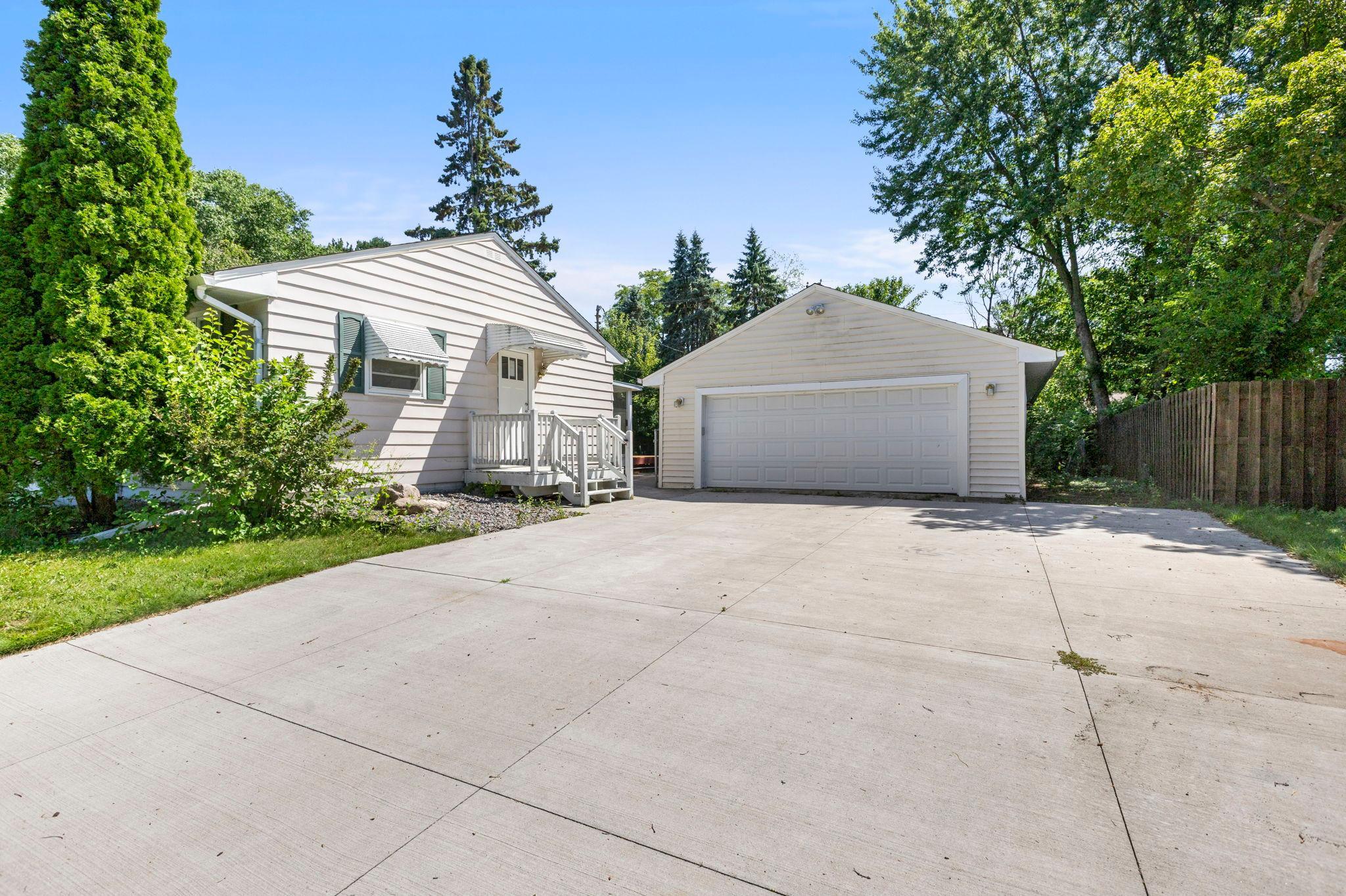 75-web-or-mls-6133 Garbe Ave-304.jpg