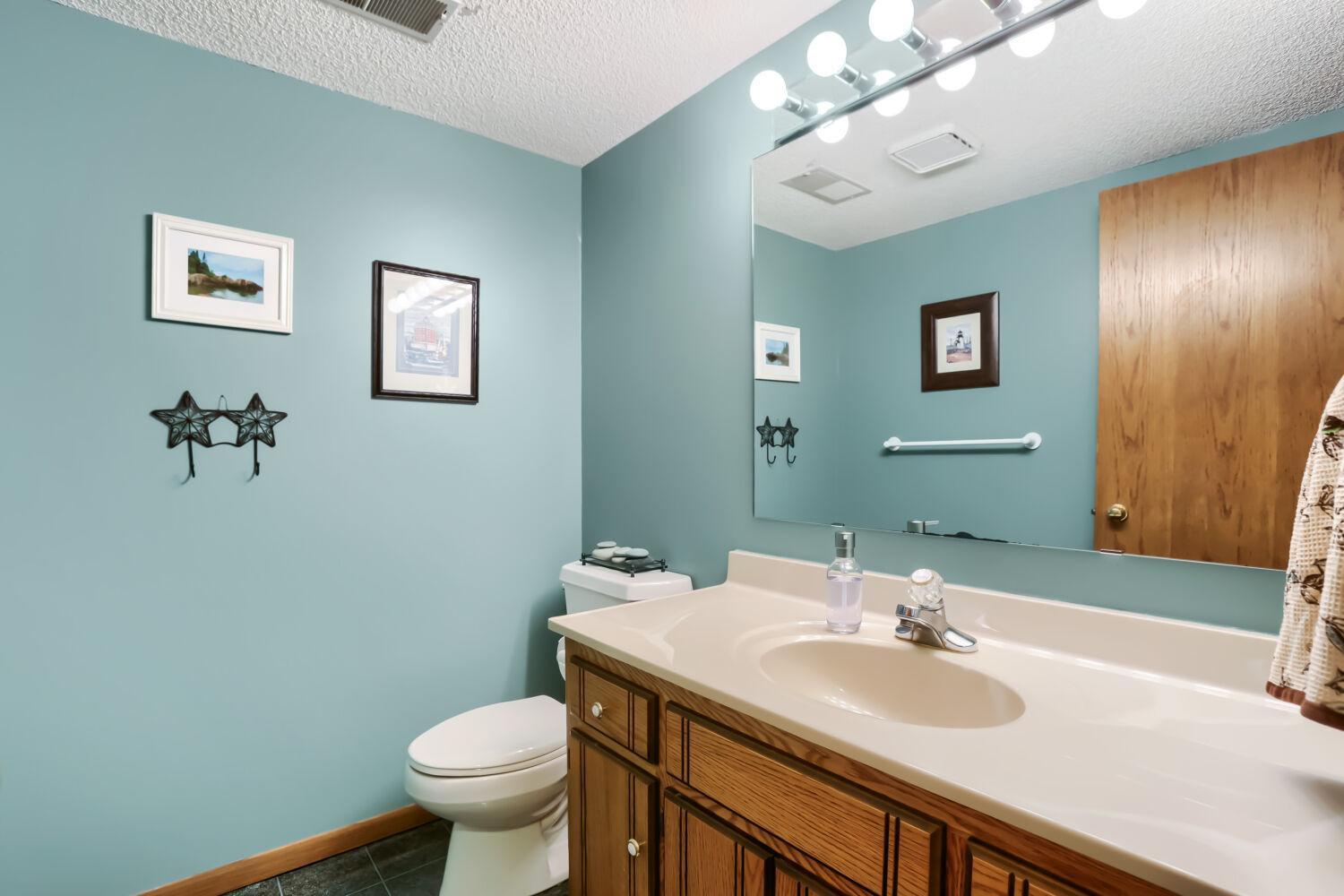 7901 Lilac Ln - Web Quality - 033 - 25 Bathroom.jpg