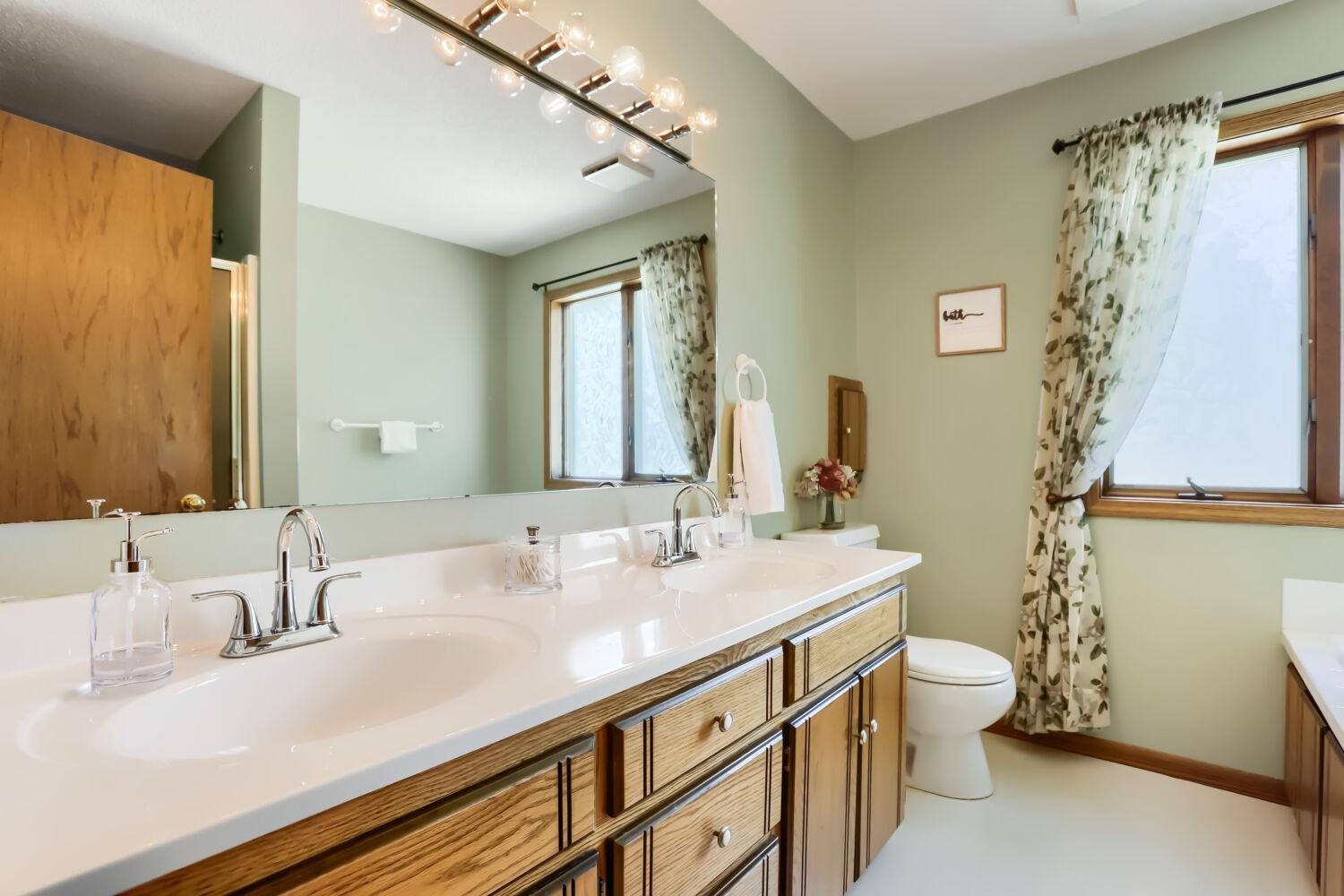 7901 Lilac Ln - Web Quality - 028 - 20 Primary Bathroom.jpg