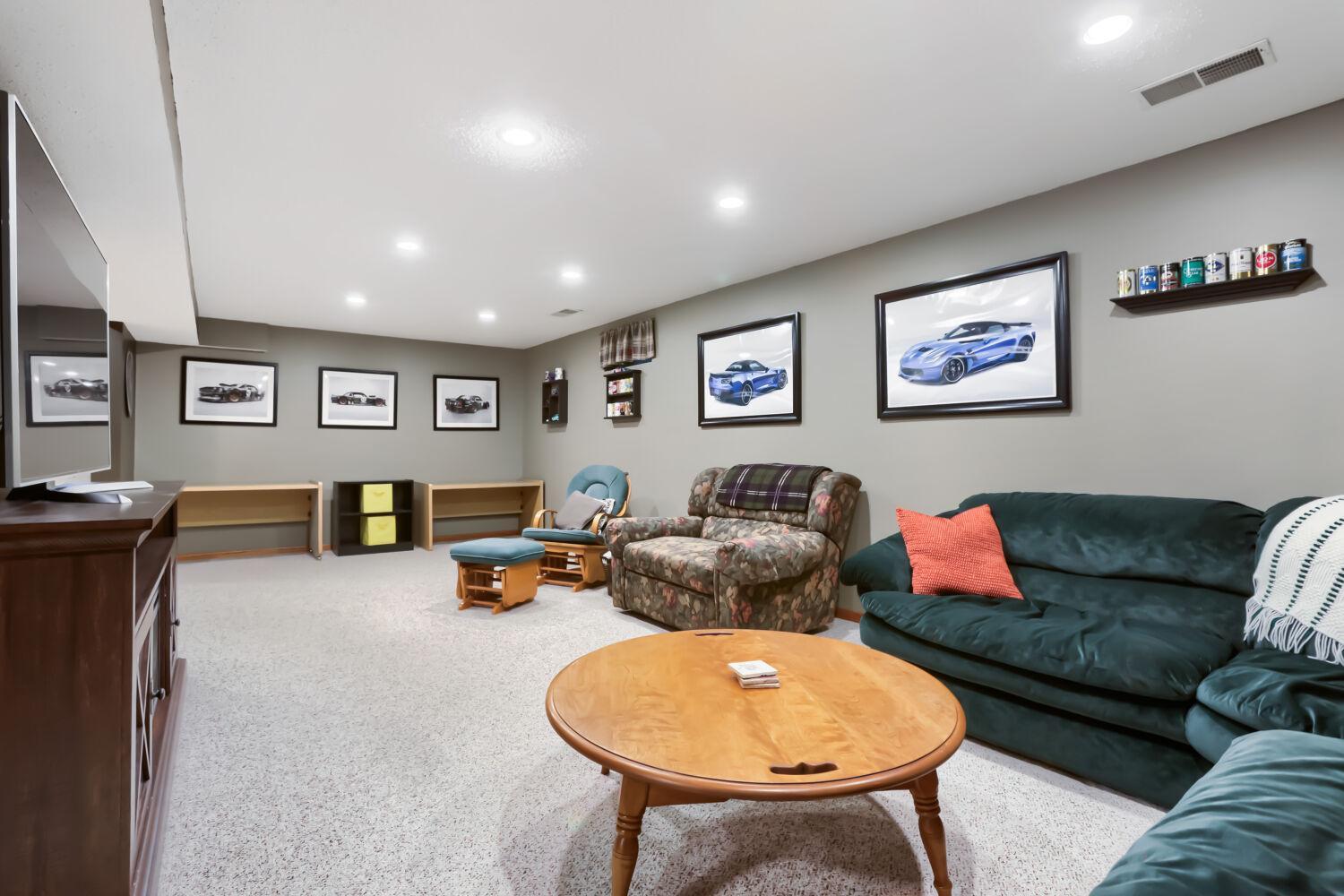 7901 Lilac Ln - Web Quality - 025 - 17 Family Room.jpg