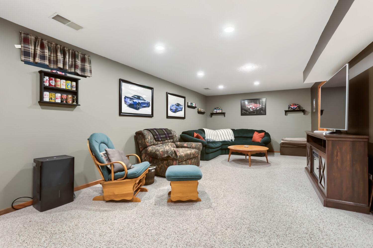 7901 Lilac Ln - Web Quality - 024 - 16 Family Room.jpg