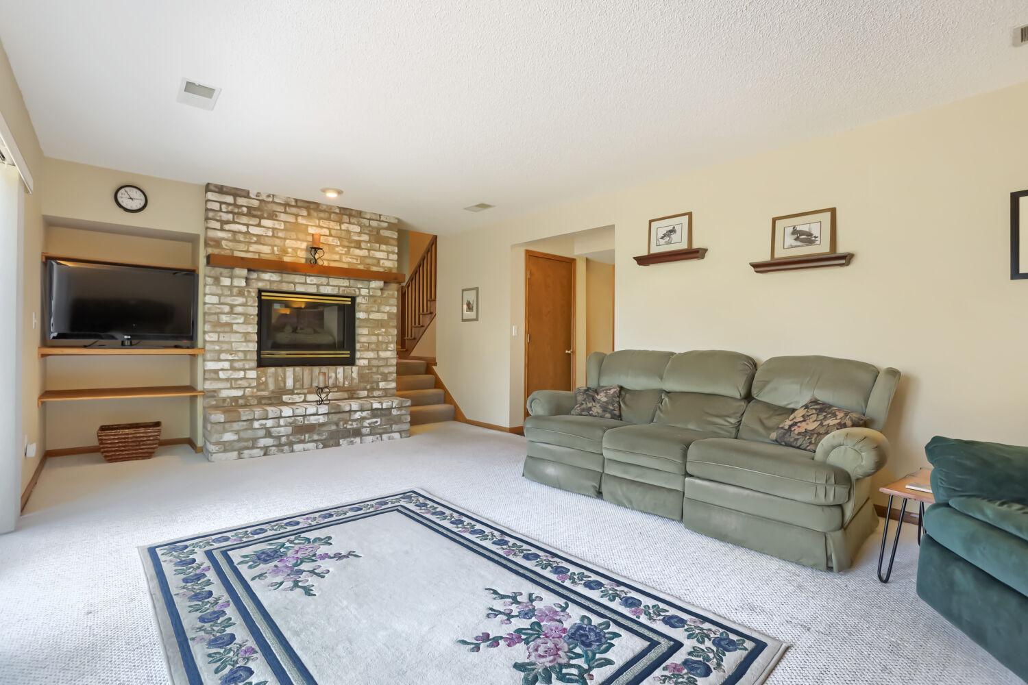 7901 Lilac Ln - Web Quality - 017 - 09 Living Room.jpg