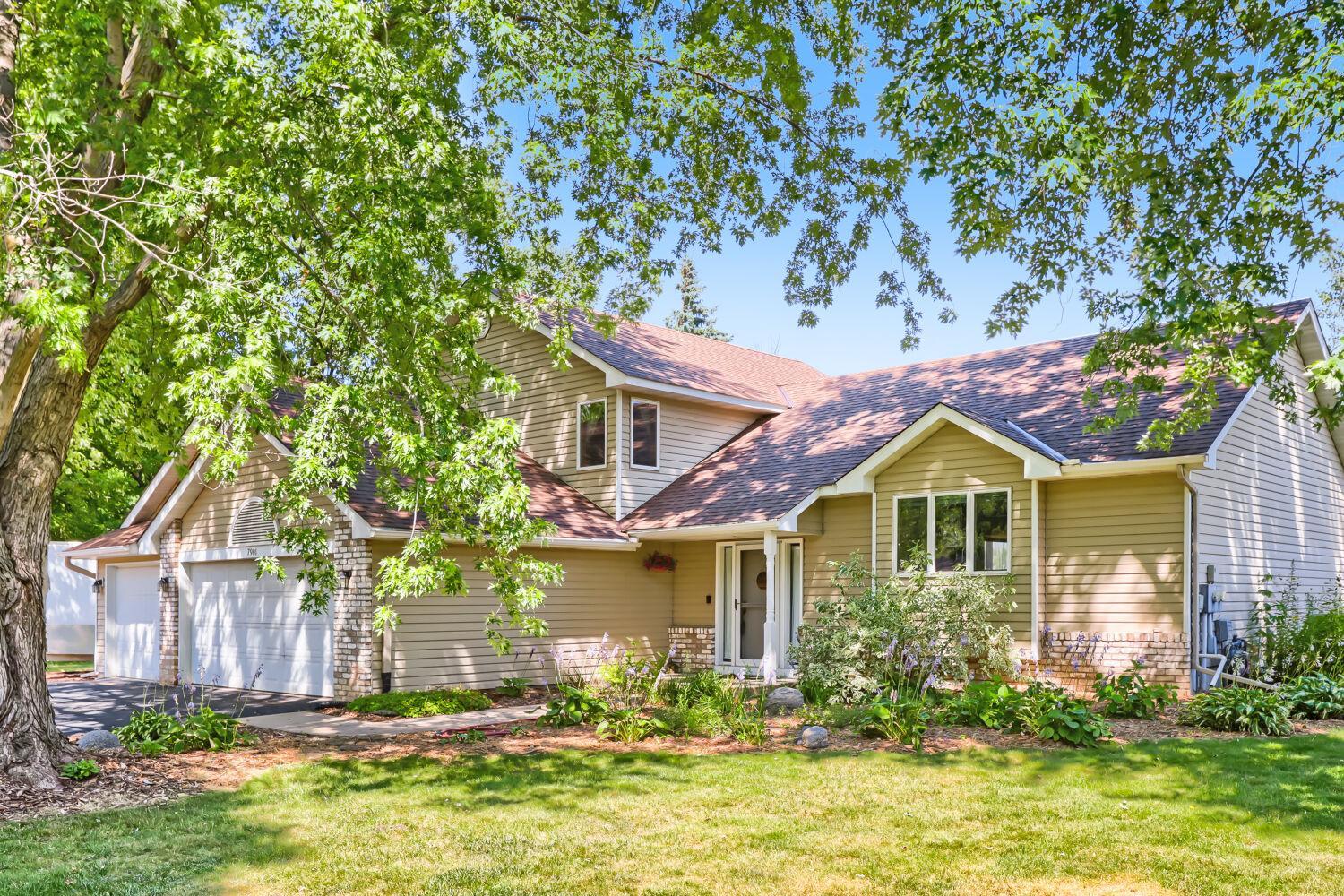 7901 Lilac Ln - Web Quality - 007 - 03 Exterior Front.jpg