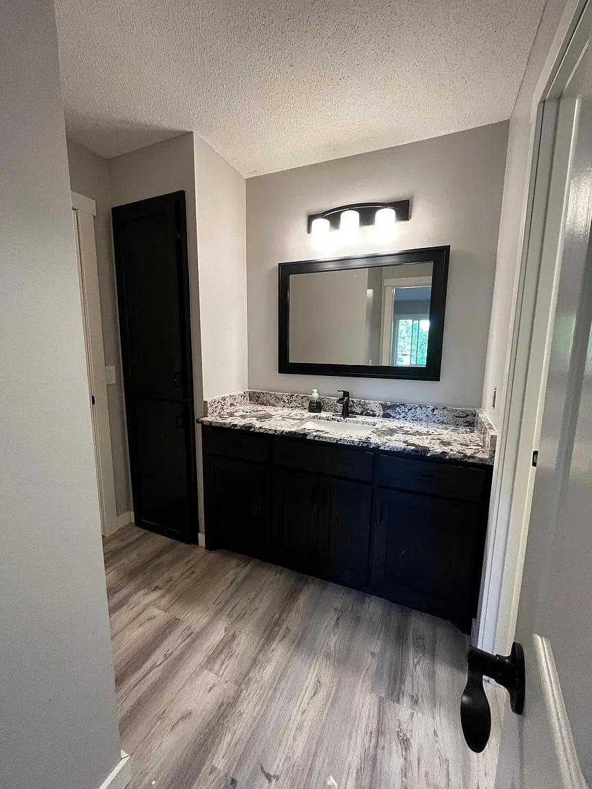 Upper Level full bath