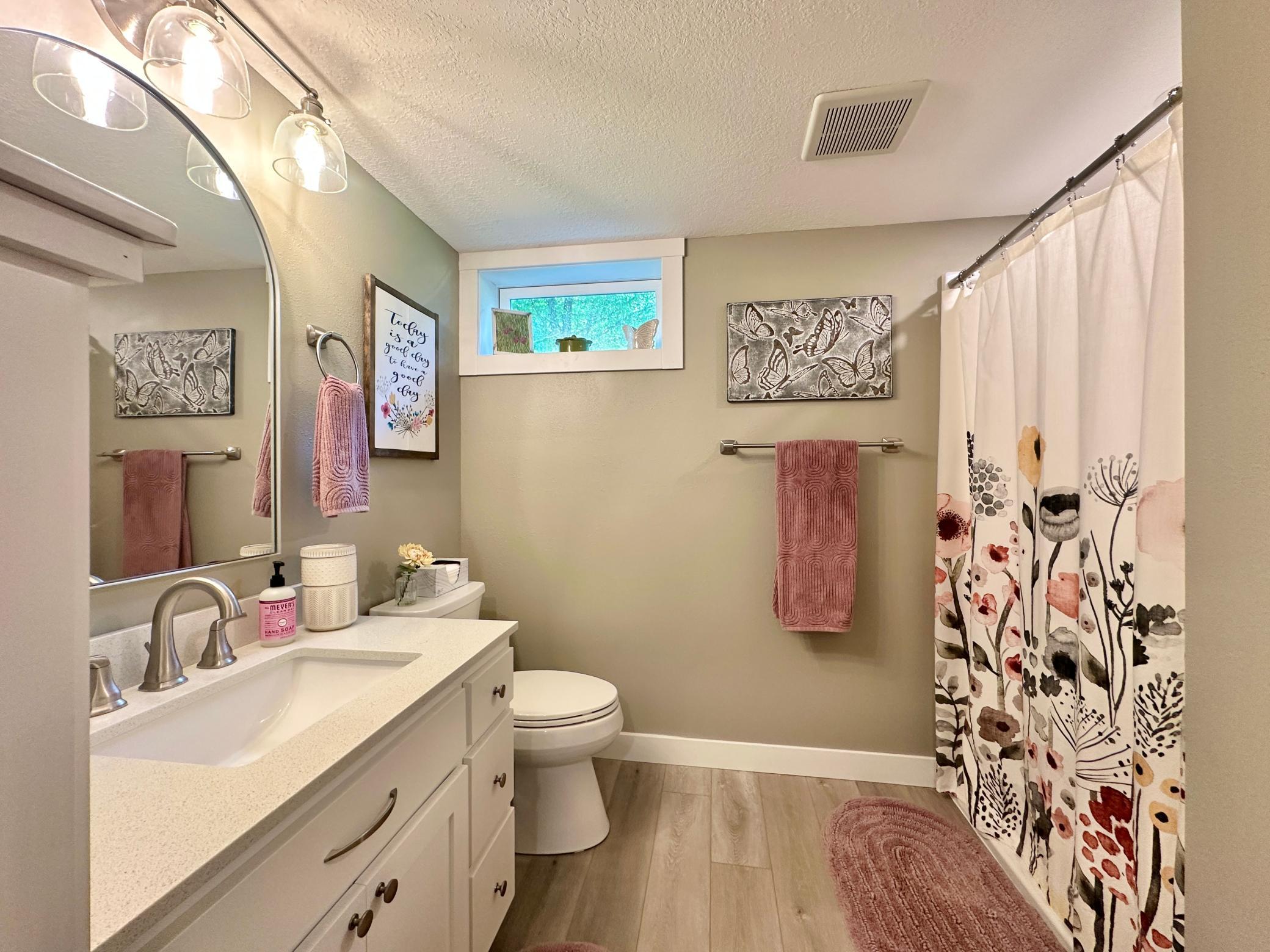 A closer up of this tastefully decorated bath.