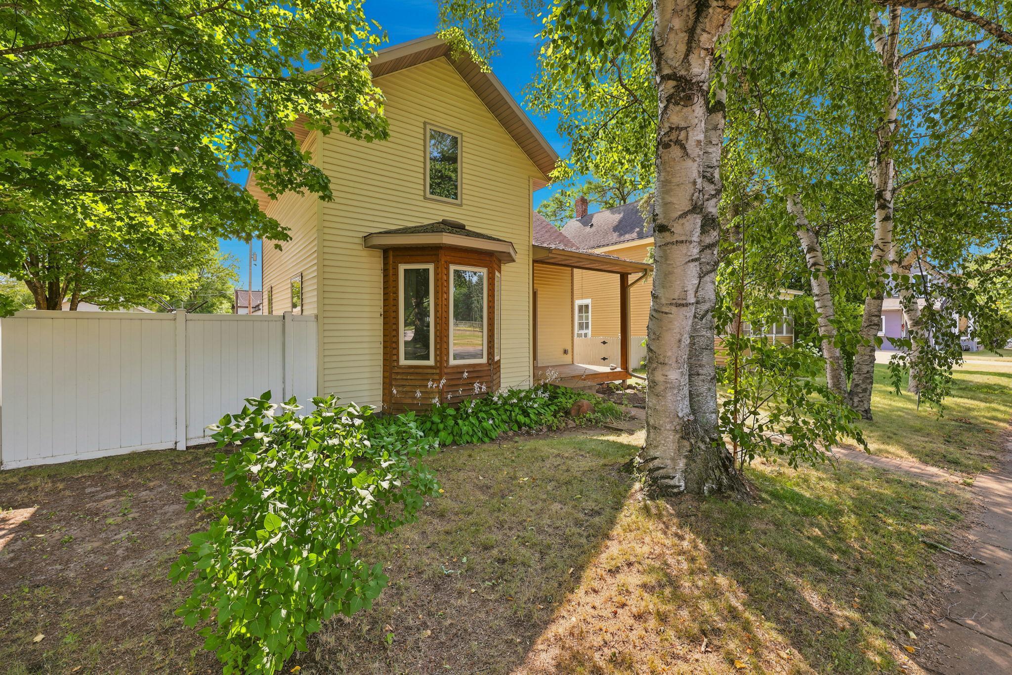 Classic 1-1/2 story North Brainerd home