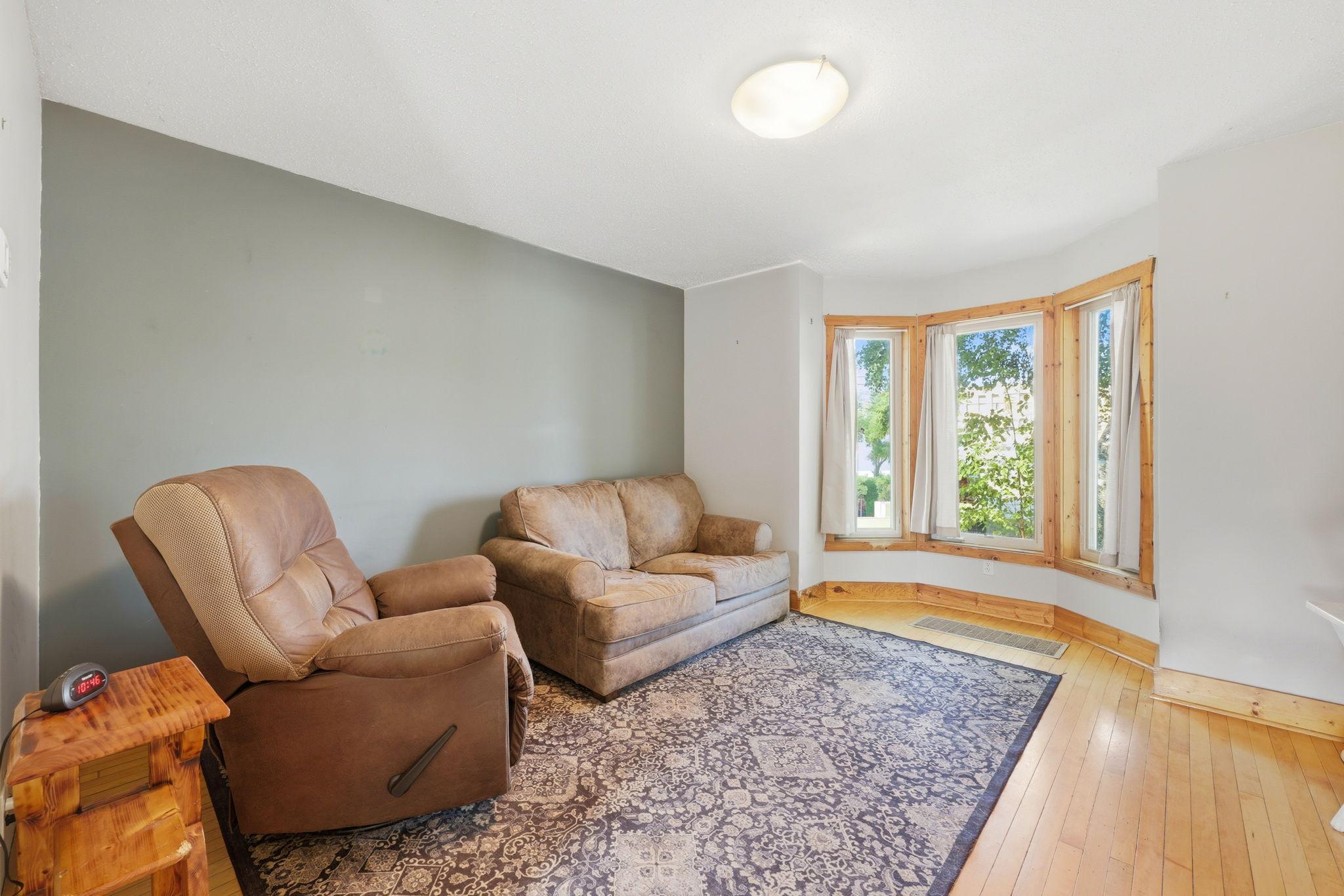 Beautiful bay window overlooking the front yard
