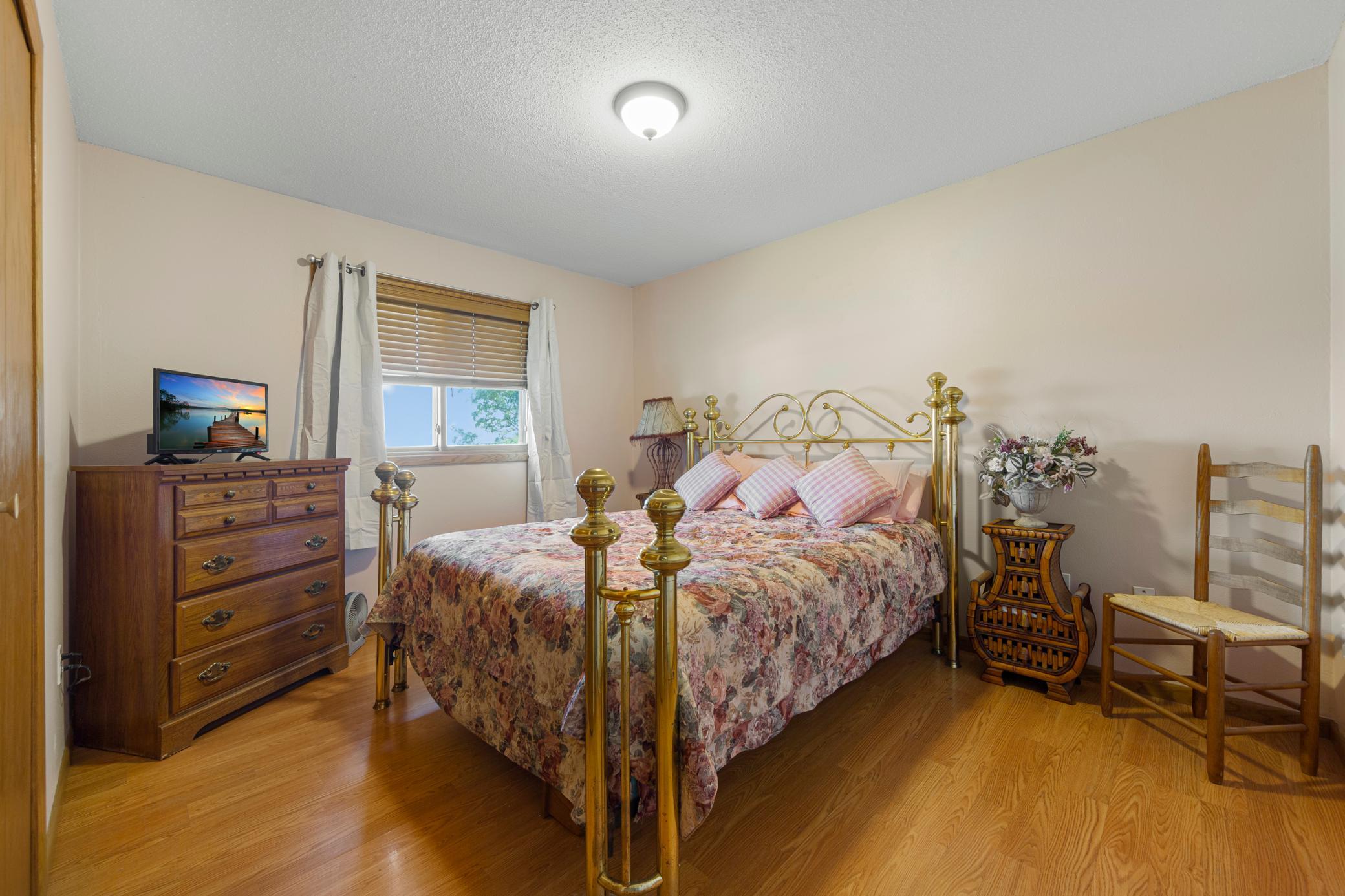 22 main bedroom.jpg