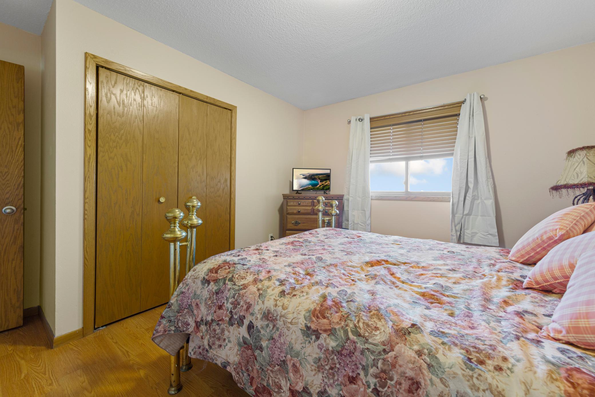 23 main bedroom.jpg