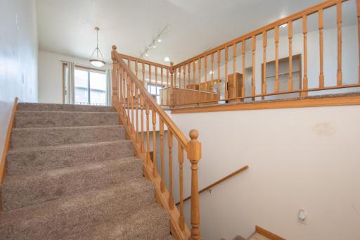 Foyer-stairs up