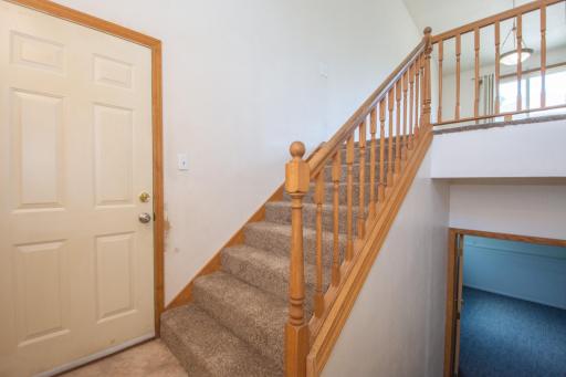 Foyer-stairs up