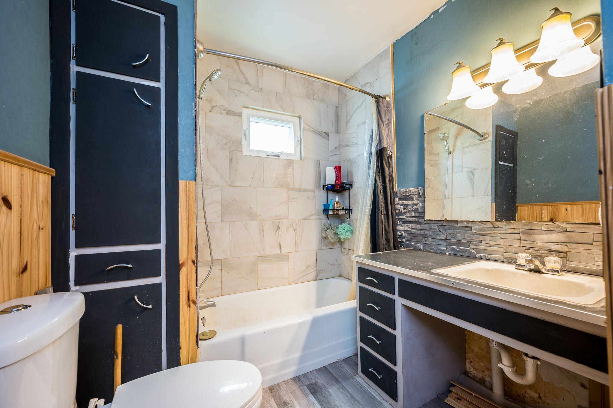 319 E 10th St Blue Earth MN-18.jpg