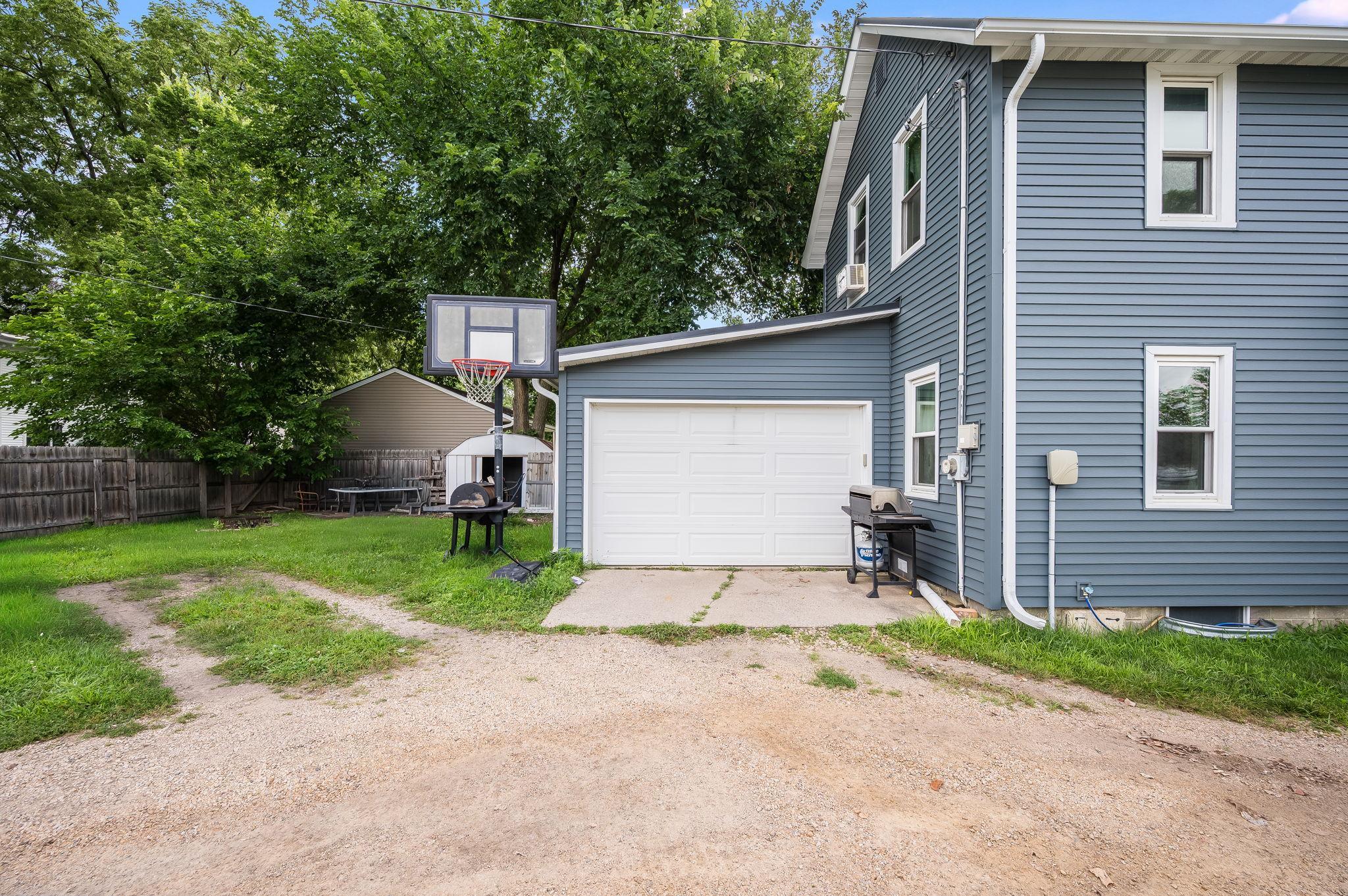 319 E 10th St Blue Earth MN-05.jpg