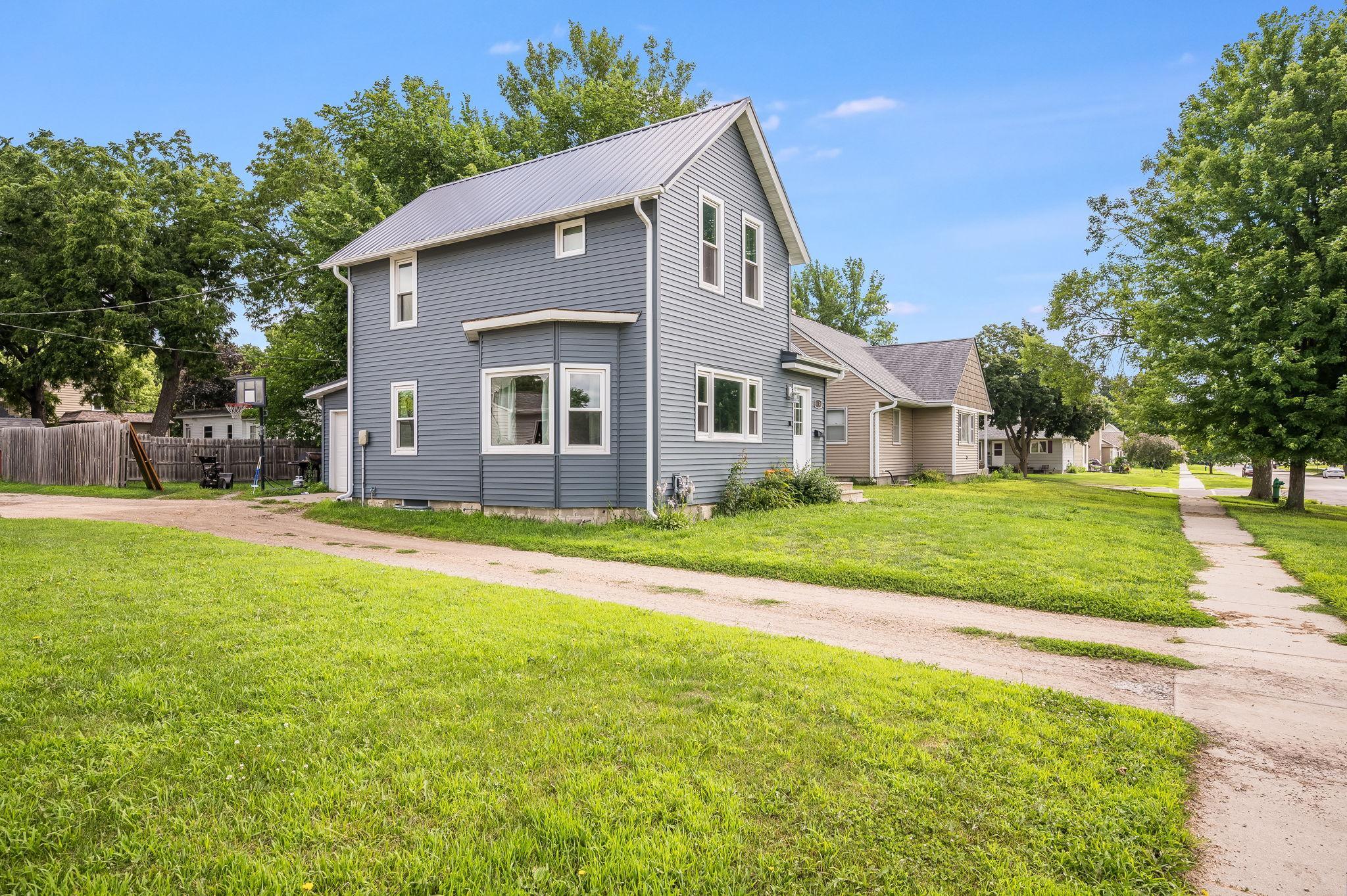319 E 10th St Blue Earth MN-04.jpg