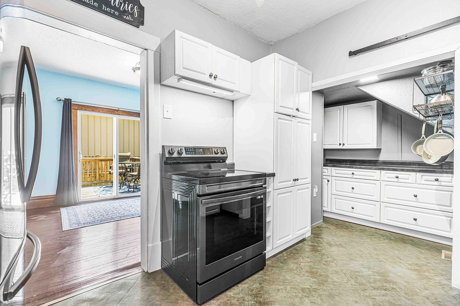 Kitchen / Patio Door to Fenced Yard