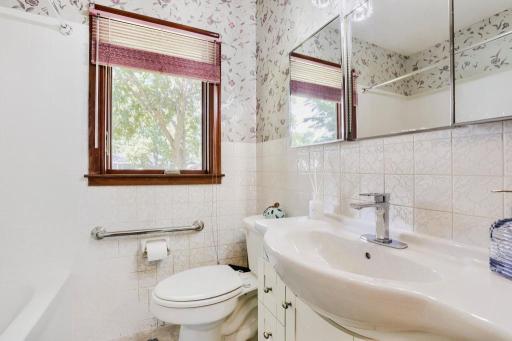 558 113th Lane - MLS Sized - 018 - 18 Primary Bathroom.jpg