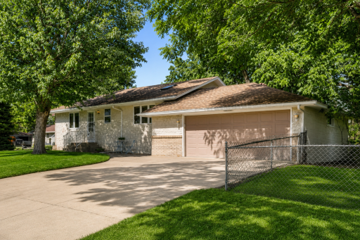 Spacious 4-Bedroom Home Across from Moor Park in Coon Rapids