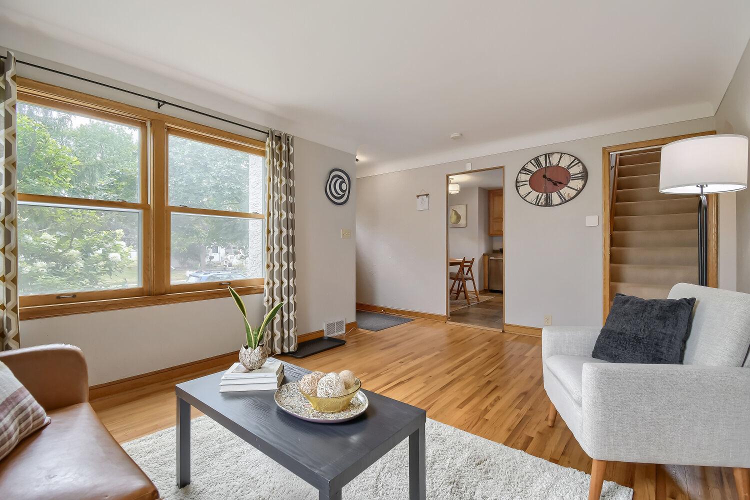A view out front or into the kitchen for entertaining.