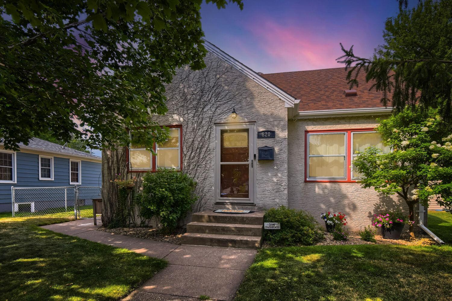 Move-in ready, South Saint Paul, 1 1/2 story stucco home