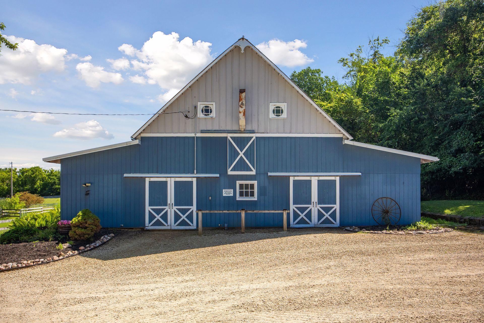 You'll love this striking barn!