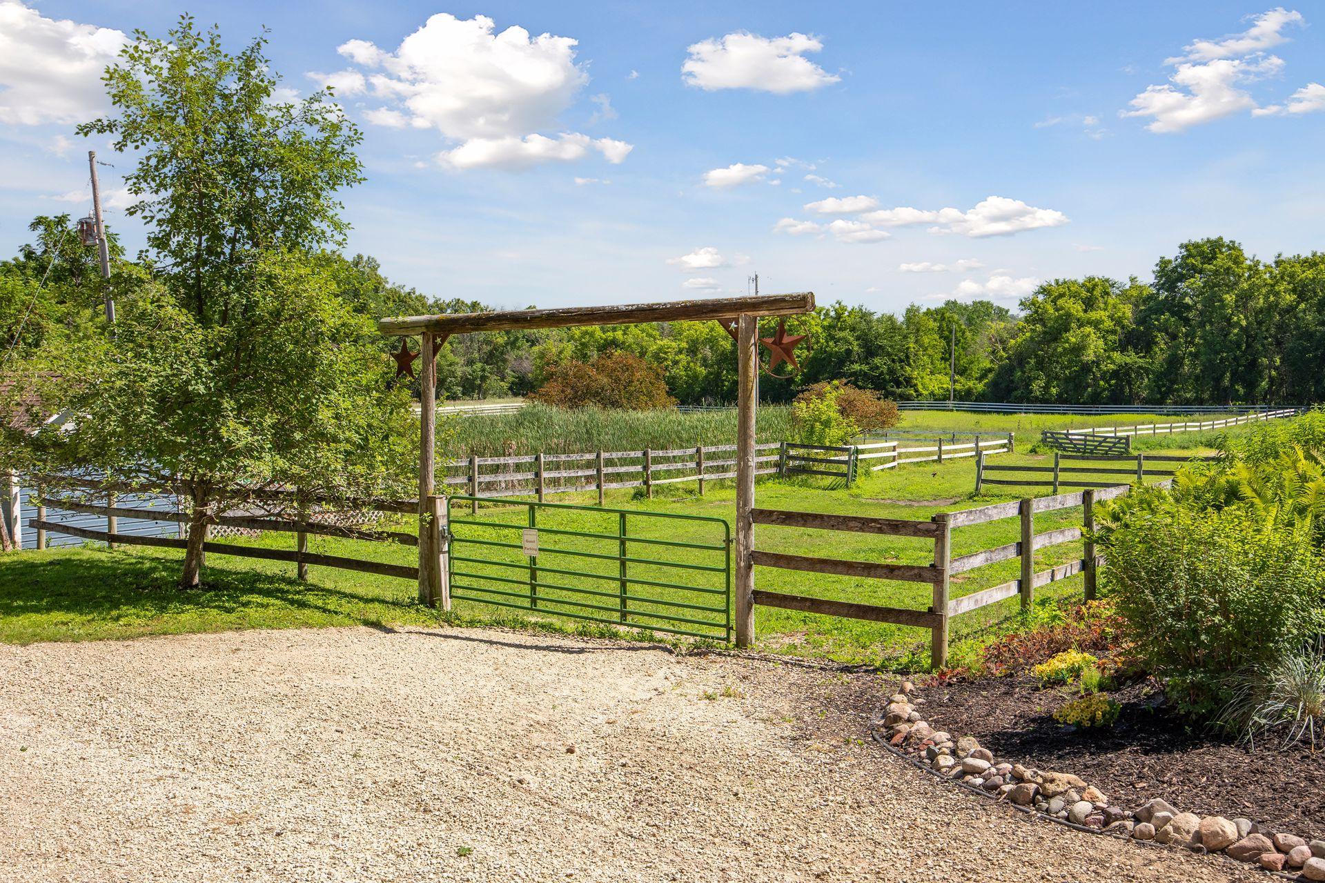 A beautiful paradise with 4 fenced acres