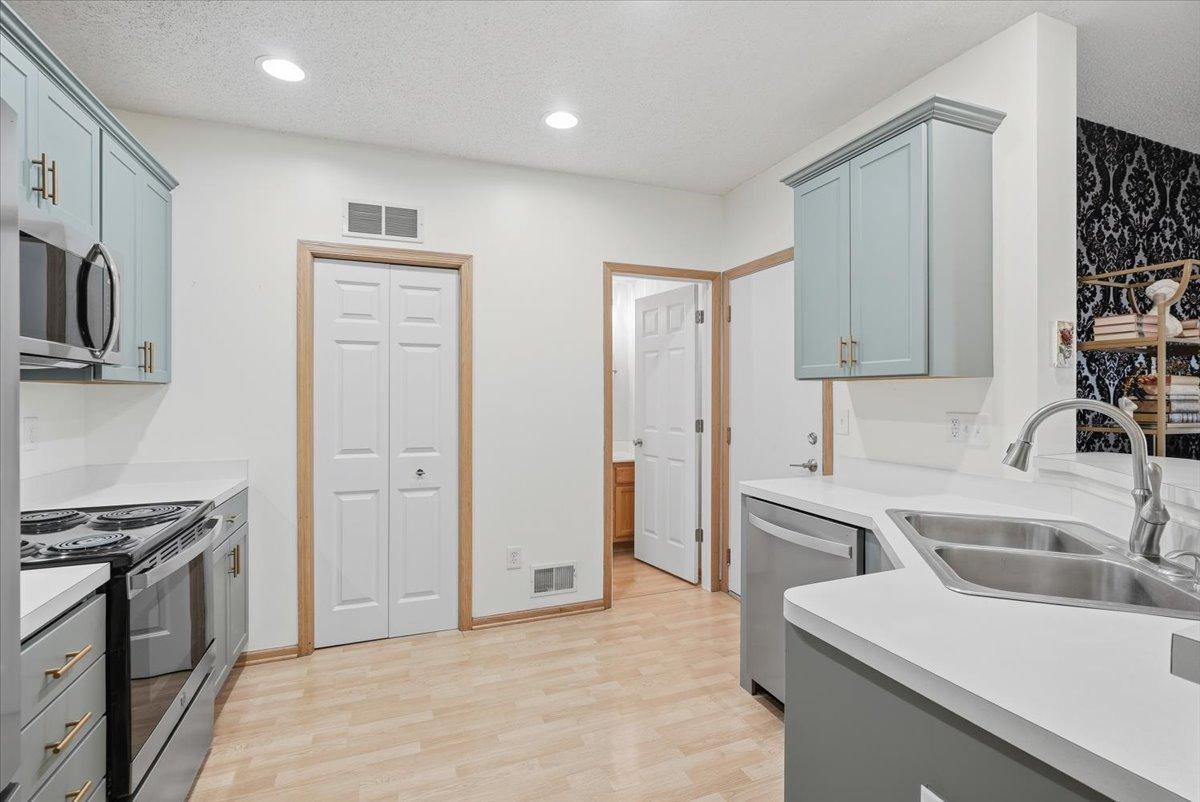 08-Kitchen.jpg