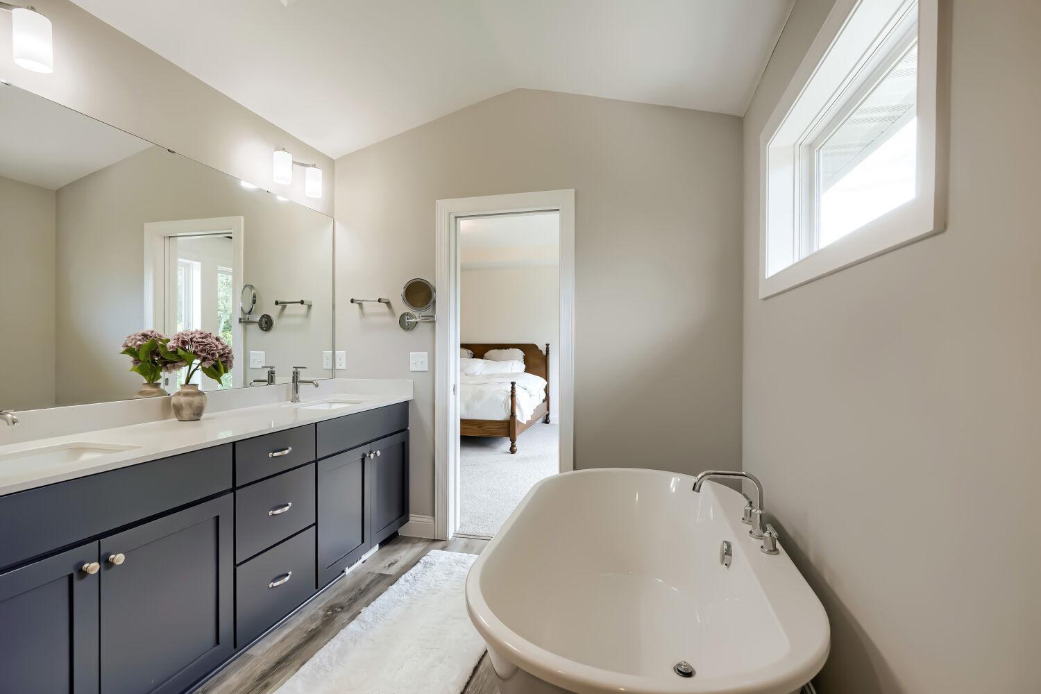 7101 61st Alcove S - Web Quality - 024 - 24 Primary Bathroom.jpg