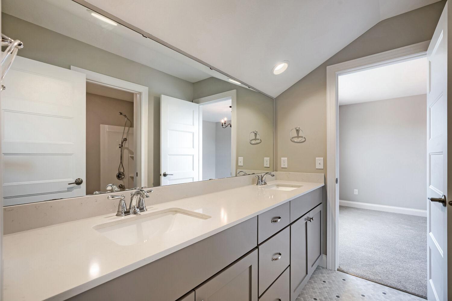 Upper Level Jack & Jill Bath