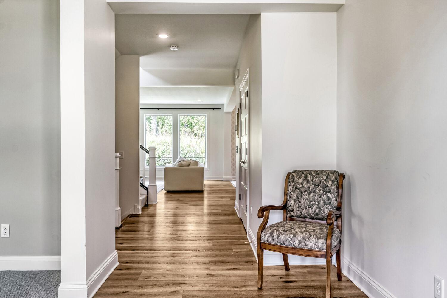 7101 61st Alcove S - Web Quality - 005 - 05 Foyer.jpg