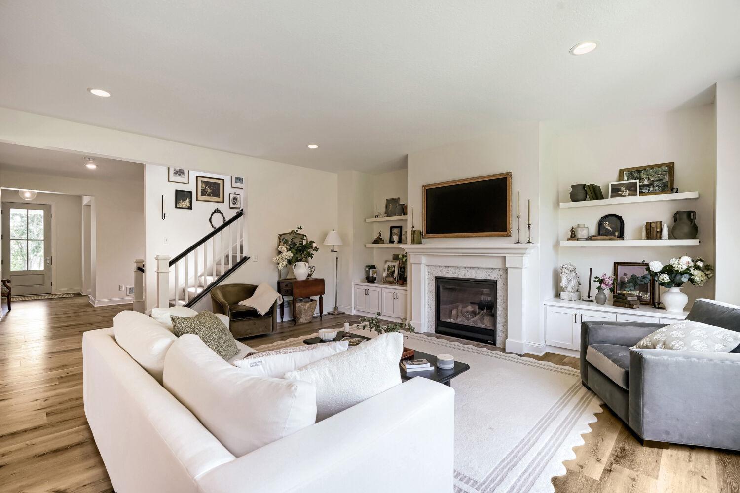7101 61st Alcove S - Web Quality - 008 - 08 Living Room.jpg
