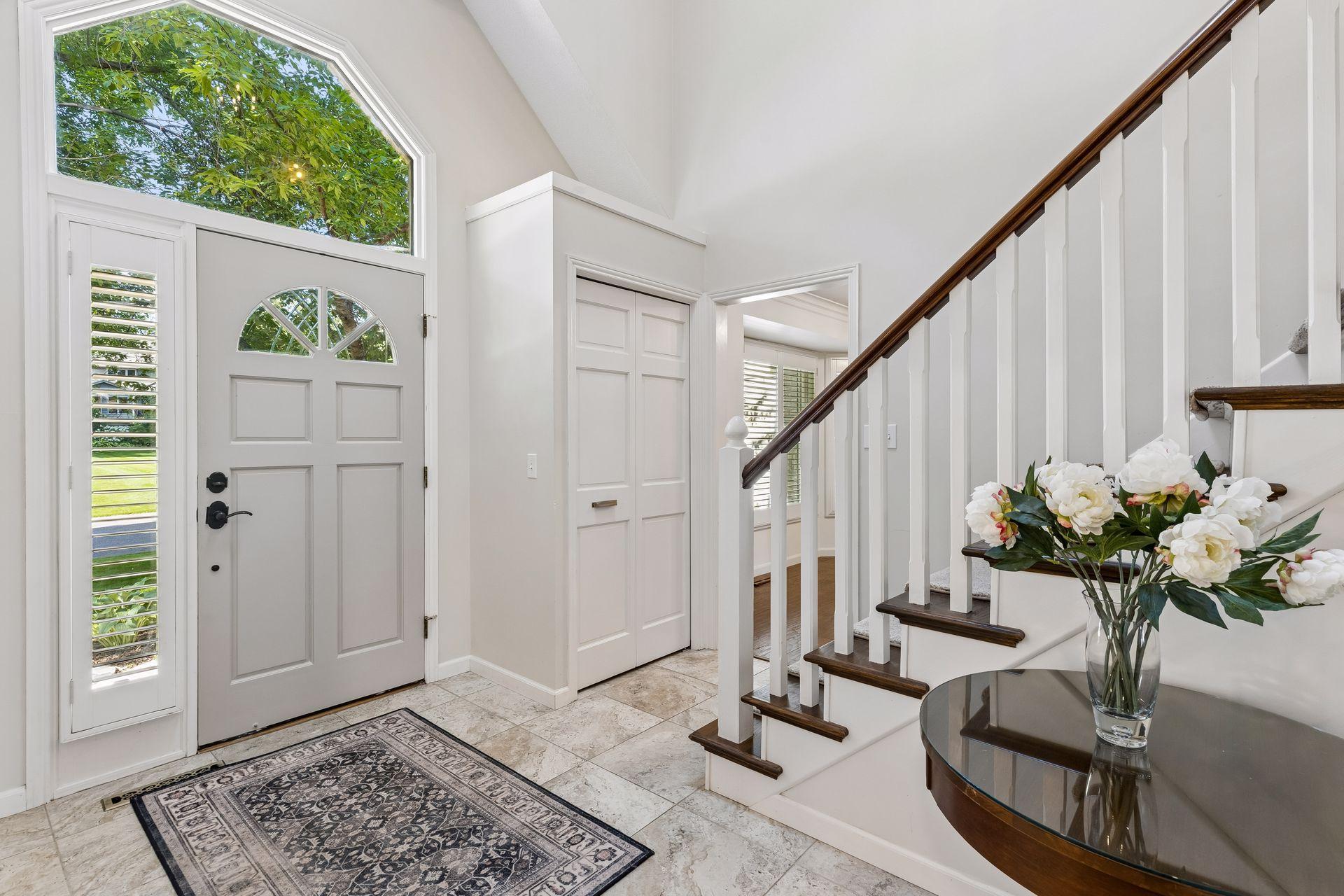 Vaulted 2 story entry