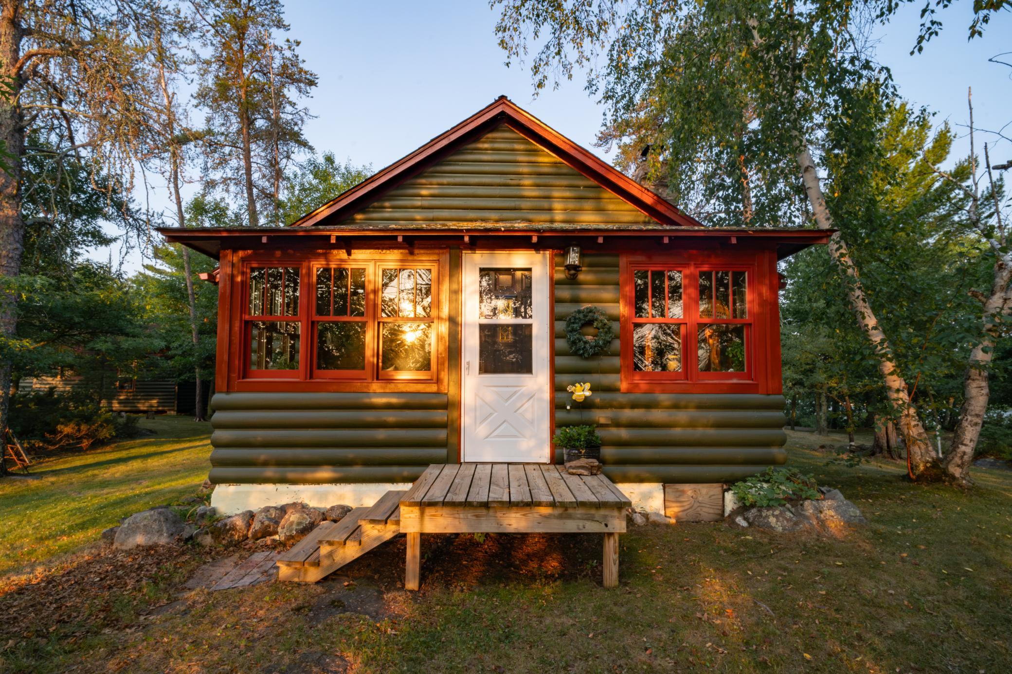 The main cabin: 2 beds, bathroom, laundry, kitchen. The right mix of Rustic and Convenience.