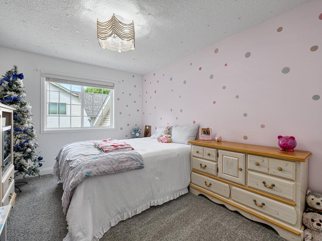 16 - Bedroom.jpg