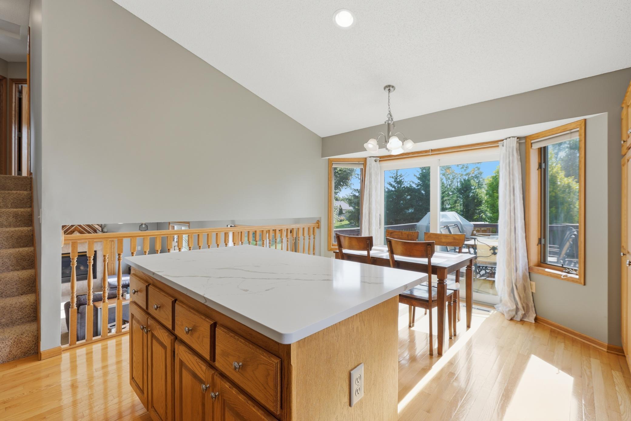 Stylish Kitchen with Breakfast Area and Modern Finishes